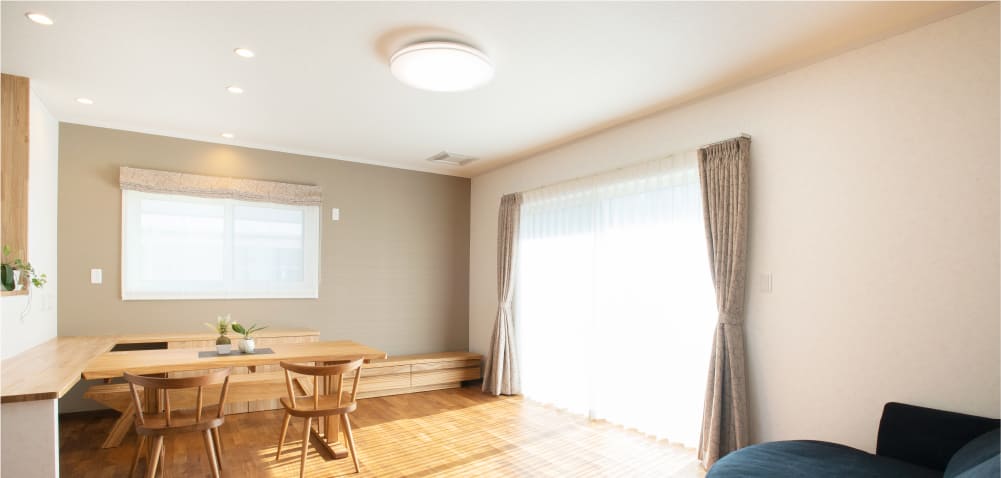 木材を基調とした一戸建て住宅のリビング