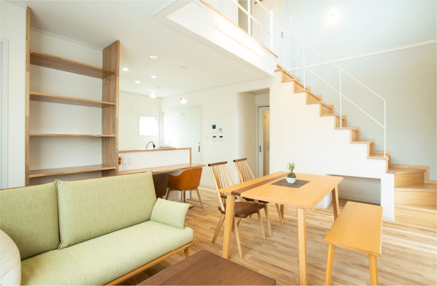 木材を基調とした一戸建て住宅のリビング