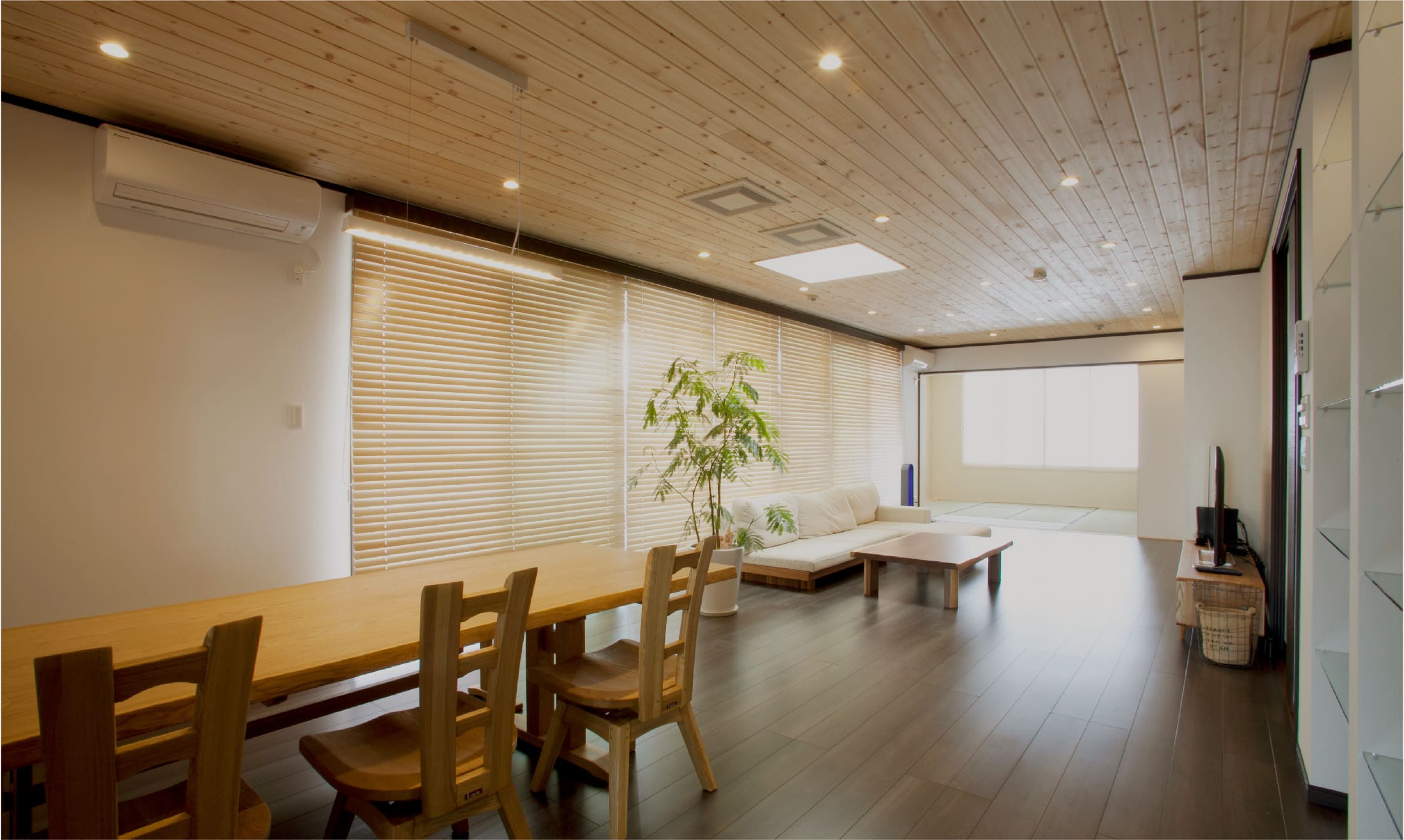 木材を基調とした一戸建て住宅のリビング