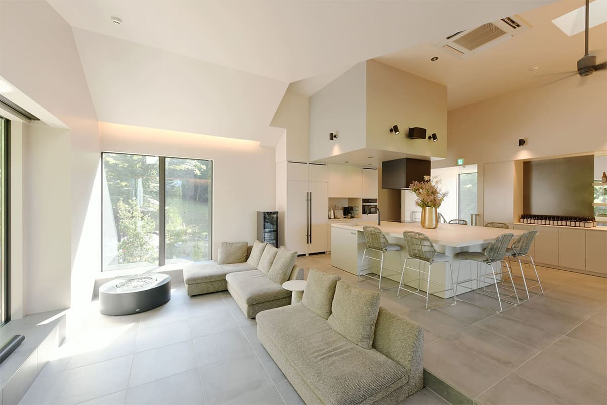 木材を基調とした一戸建て住宅のリビング