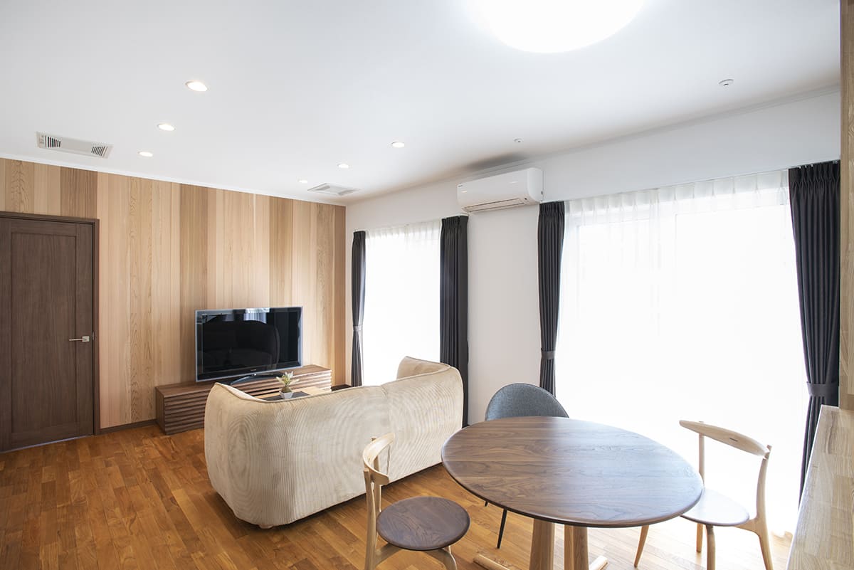 木材を基調とした一戸建て住宅のリビング