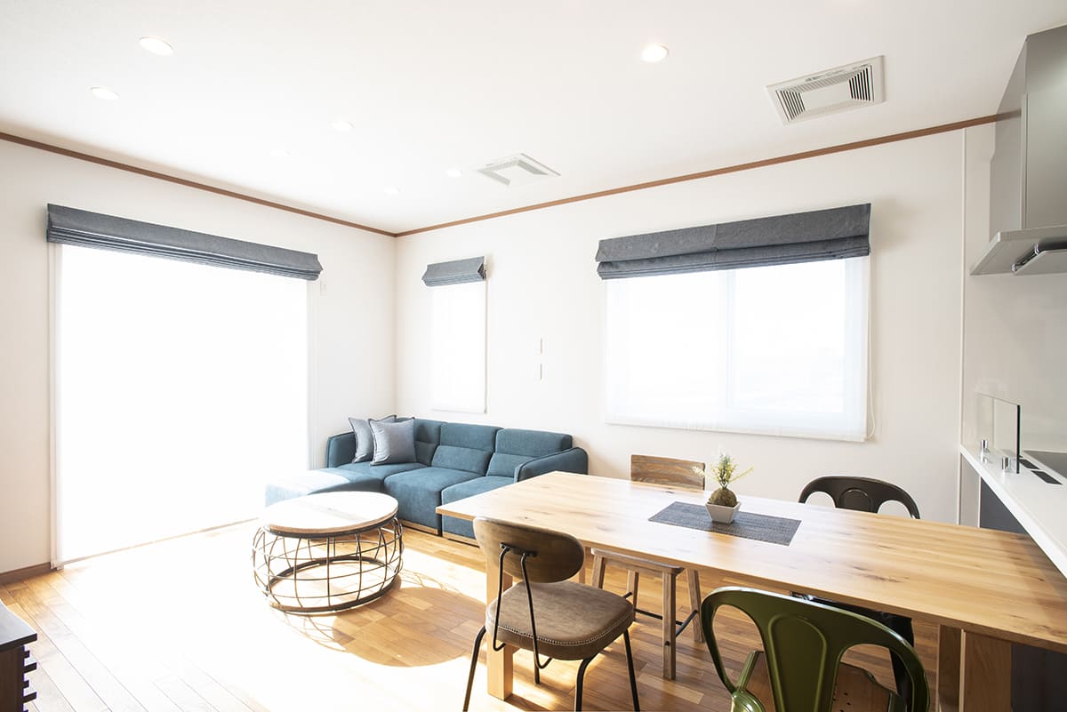 木材を基調とした一戸建て住宅のリビング