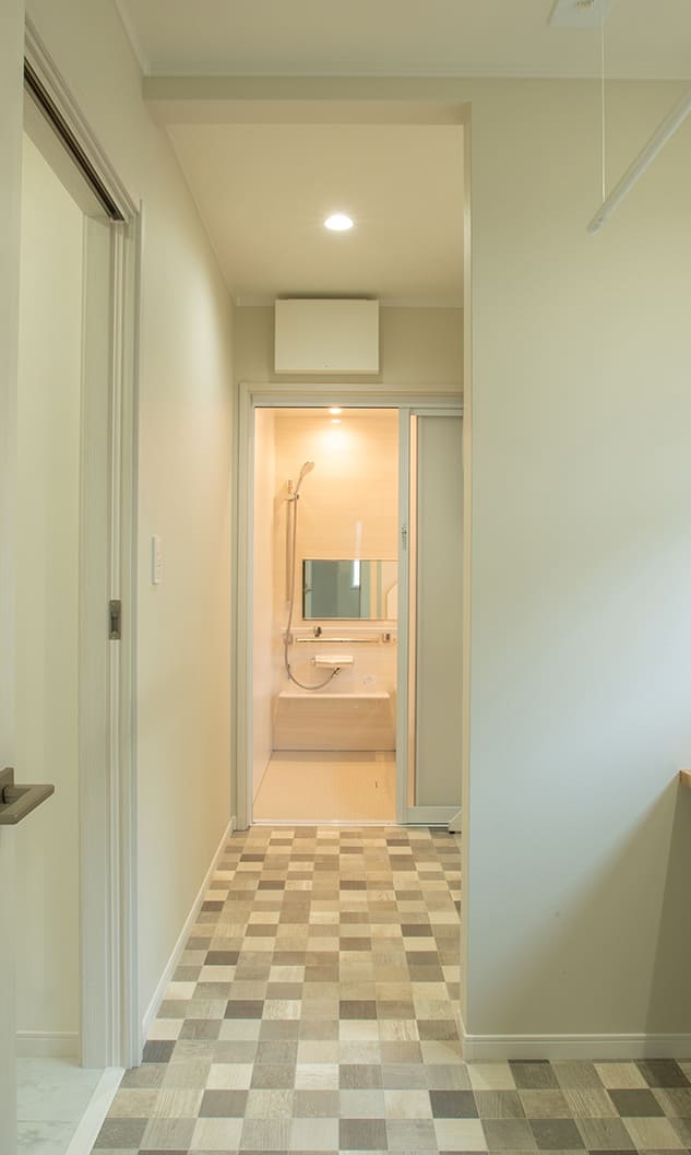 お風呂場につながる廊下