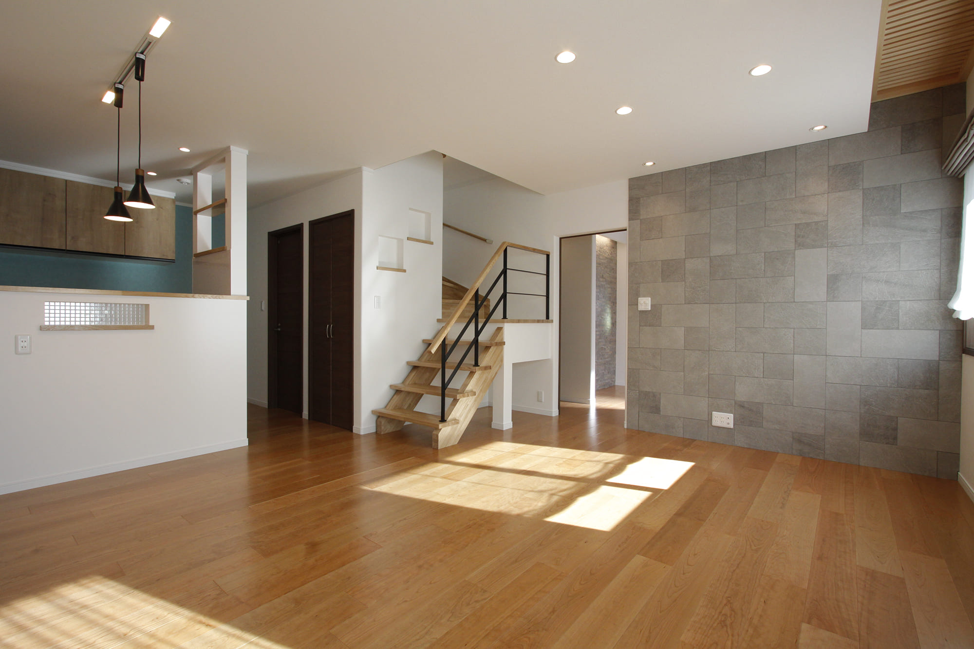 木材を基調とした一戸建て住宅のリビング